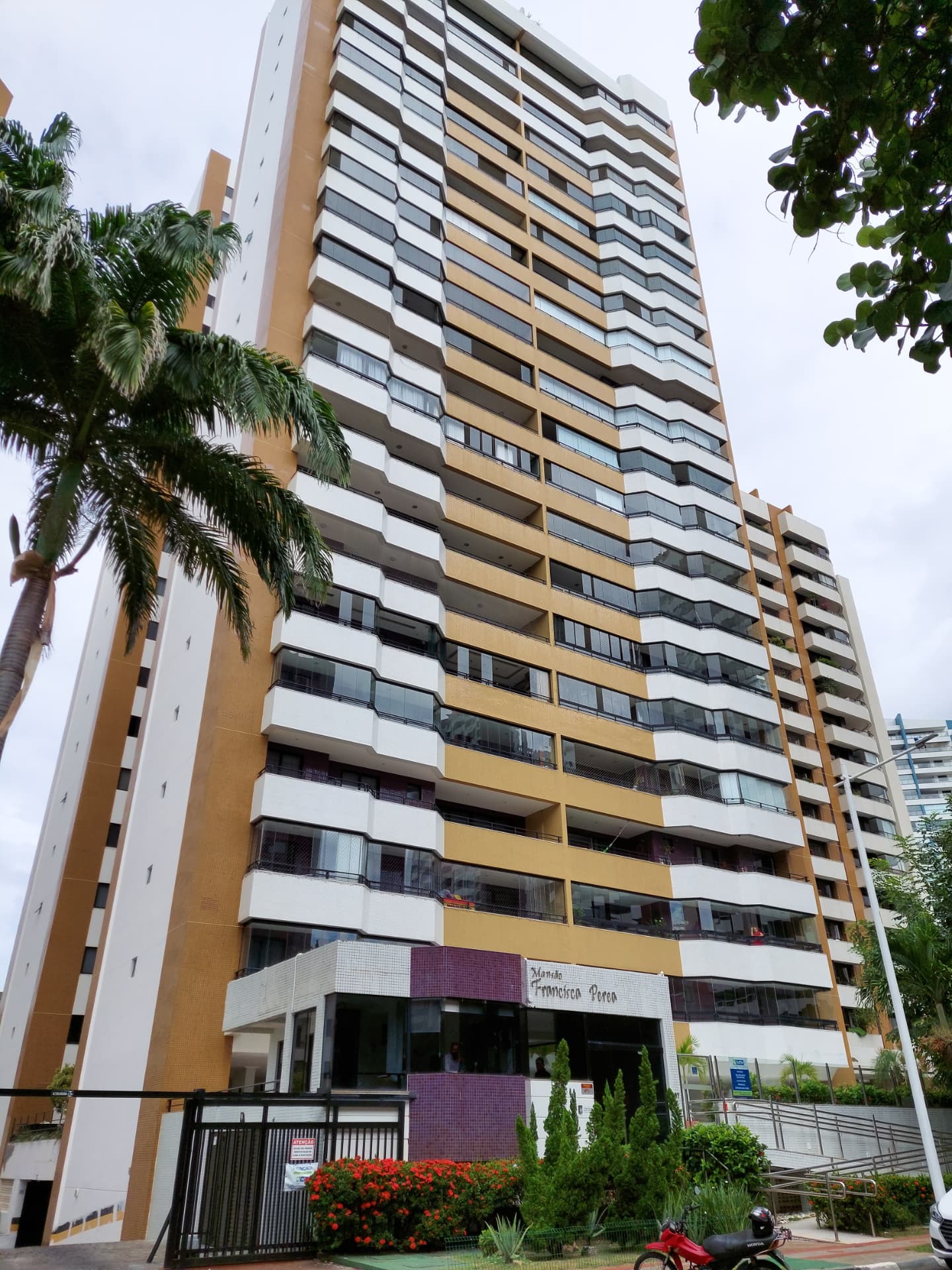 Edifício residencial após serviço de recuperação e pintura de fachada