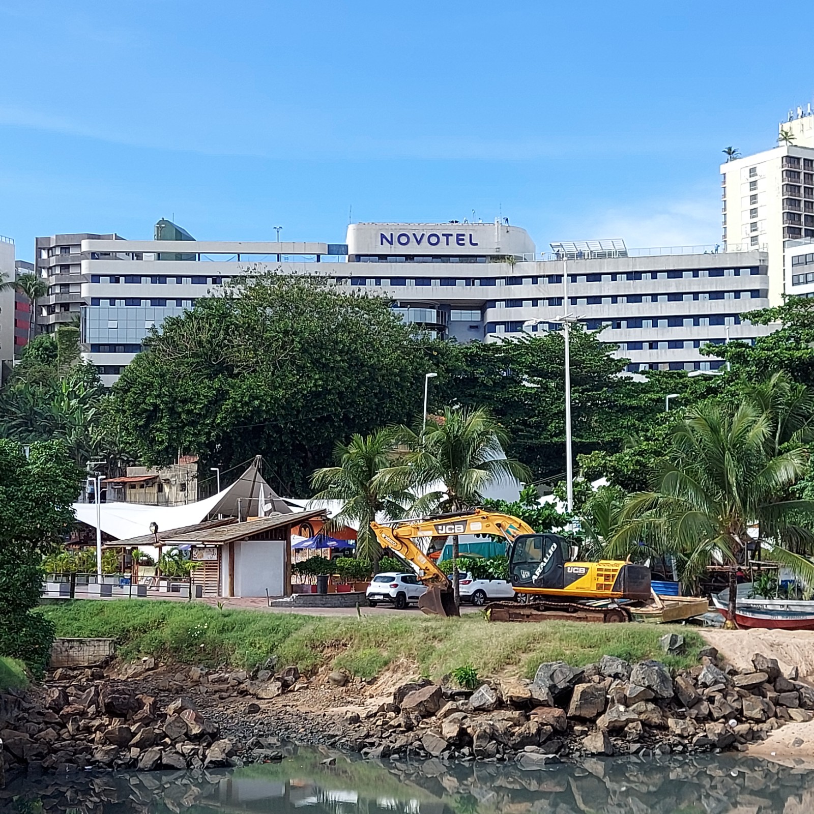 Obra de terraplanagem em orla de Salvador