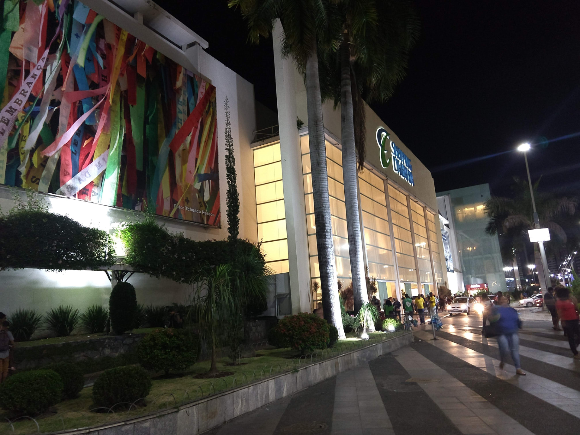 Fachada do Shopping da Bahia à noite