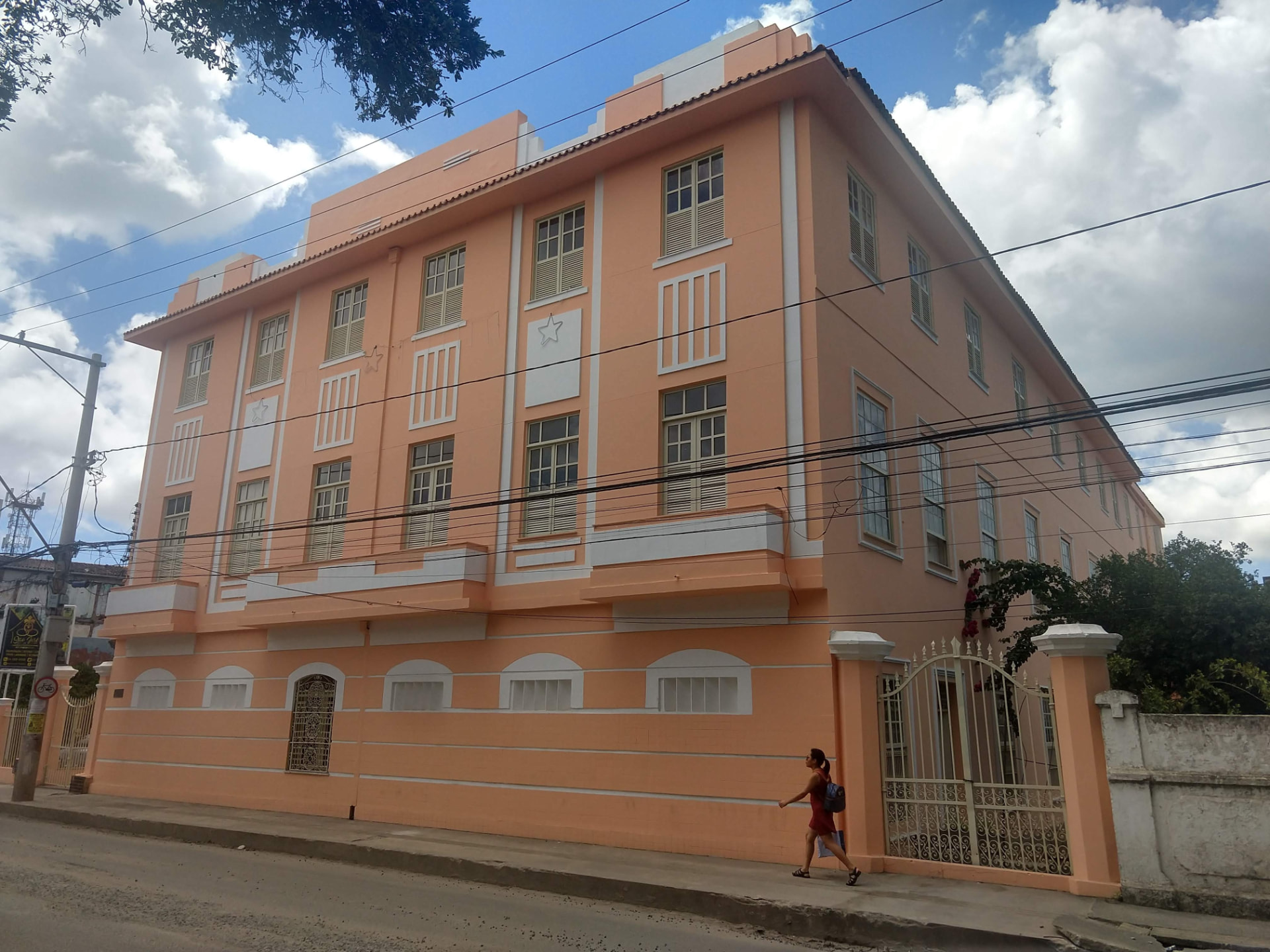 Retrofit de edificação histórica com fachada restaurada