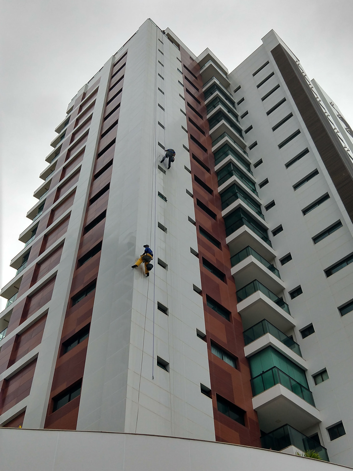 Equipe em trabalho vertical de retrofit de fachada